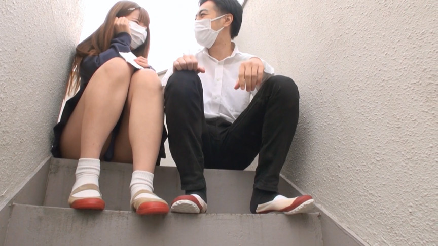 「ゴミの様に扱って履いてる汚ったない激臭JK上履き＆ムレムレ白ソックス足臭責め」のサムネイル