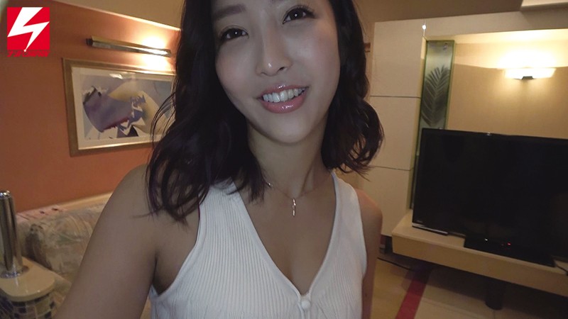 「【素人人妻】美人セレブ妻をナンパしてハメ撮り中出し!即尺フェラする都合のいい絶倫ビッチ妻」のサンプル画像2枚目