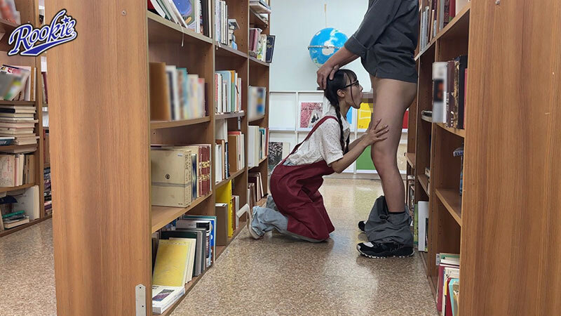 「【斉藤帆夏】図書館で働く地味メガネ美少女が盗撮から寝取られ中出しされる背徳映像【NTR】」のサンプル画像9枚目