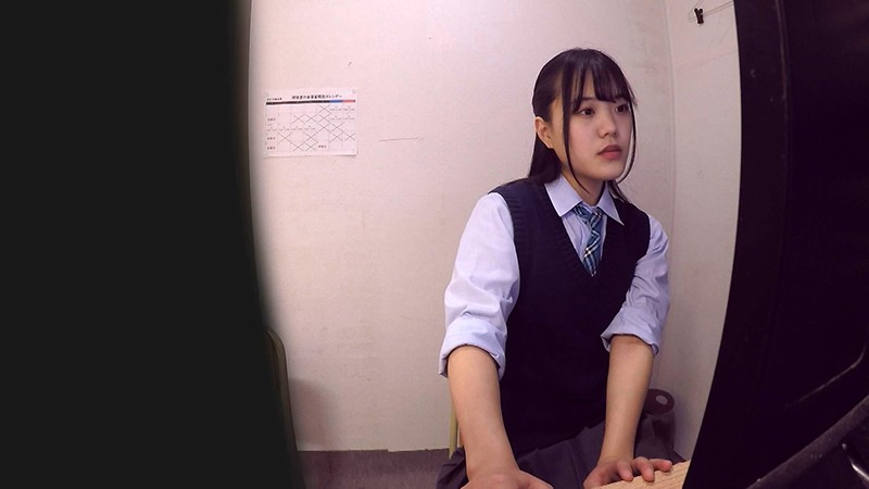 「女子校生の自慰行為を盗撮！制服美少女たちが指マンで絶頂する秘密のオナニー映像10人収録」のサンプル画像1枚目