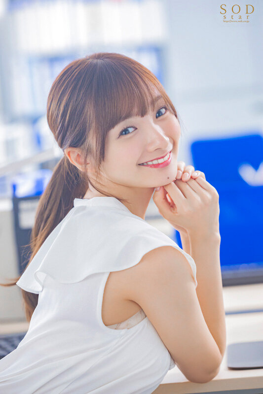 「渚恋生の濃厚キス・接吻シーン満載!美乳OLコスプレで魅せるアイドル級美女の本気エッチ」のサンプル画像2枚目