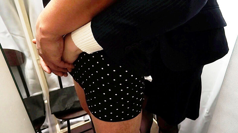 「ミニスカお姉さん店員がこっそりフェラご奉仕！美脚がたまらない千智さんの秘密サービス」のサンプル画像5枚目