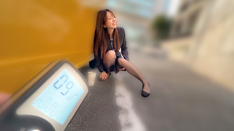 「【素人OL】美乳ビジネススーツ美女が野外露出で羞恥プレイ!リモコンバイブお散歩で絶頂連発」のサンプル画像8枚目