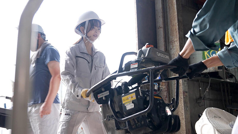 「【素人研修生】男社会で奮闘する解体工女子が3P即ハメで潮吹きアクメ連発【職業系】」のサムネイル