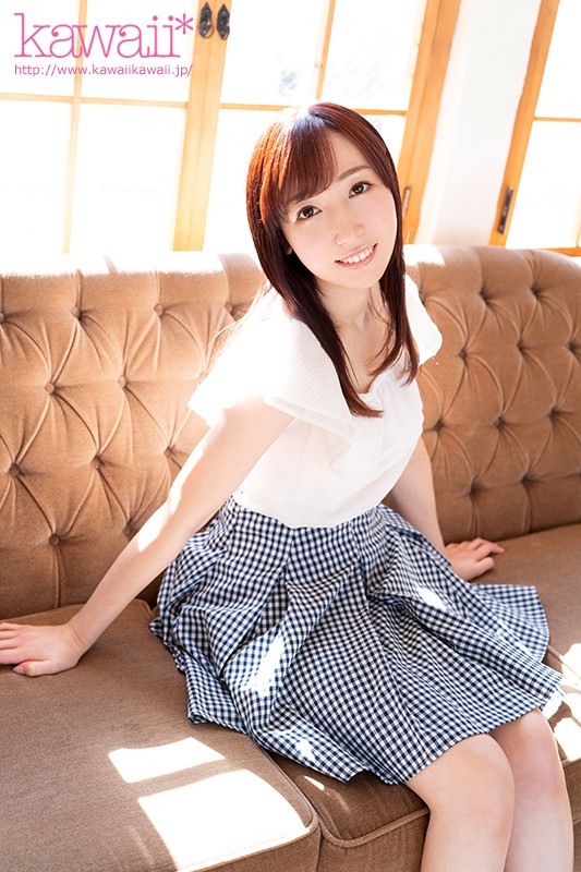 「皆川ゆうな 美乳スレンダー女子大生が3P・4Pで顔射される衝撃AVデビュー作」のサンプル画像1枚目