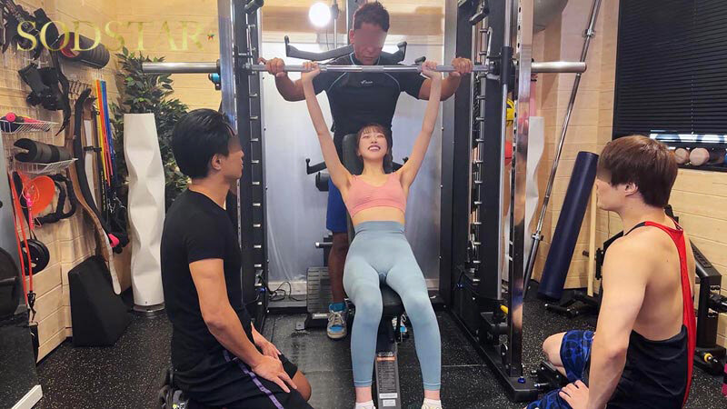 「天神羽衣が筋肉トレーナーと3P・4Pで潮吹き絶頂！スレンダーアイドルの本気セックス」のサンプル画像11枚目