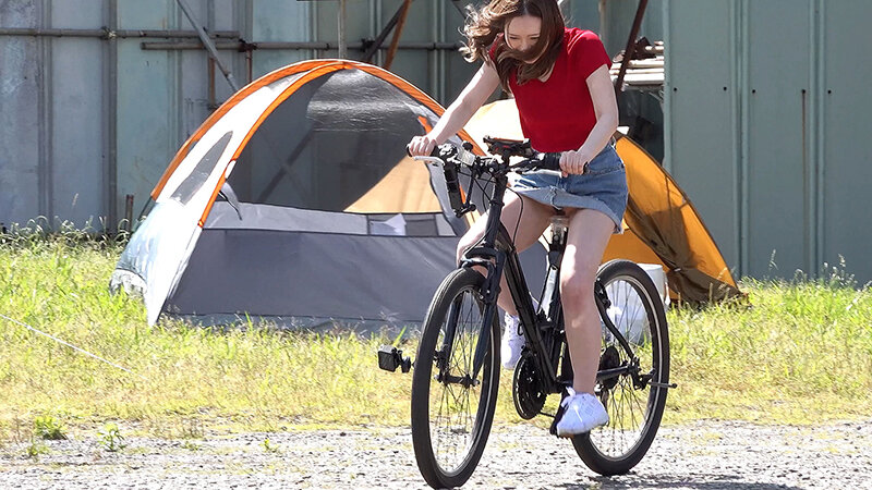 「【小倉由菜】羞恥の野外露出で潮吹きアクメ!バイブ責めで絶頂する人気女優の限界挑戦」のサンプル画像5枚目