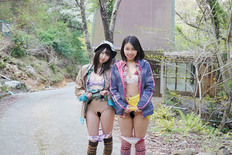 「野外露出レズビアン|美女たちの大胆キス&濃厚レズプレイを屋外で披露する興奮映像」のサンプル画像3枚目