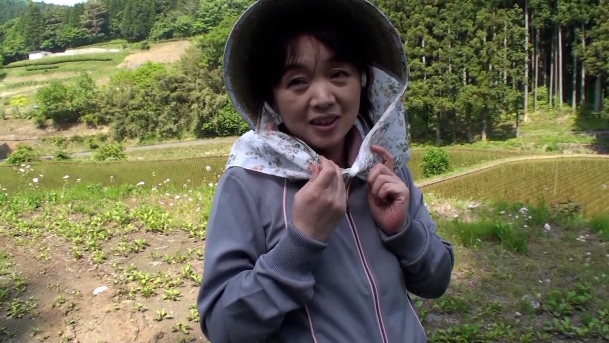 「農家の女性にアンケート！田んぼのようすを見に来た熟女さんをホテルに誘って快楽セックス！」のサムネイル