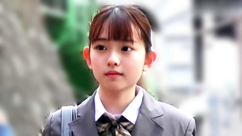 「【制服美少女】電車内で恥ずかしい辱めを受ける清楚系女子の羞恥プレイ動画」のサンプル画像1枚目