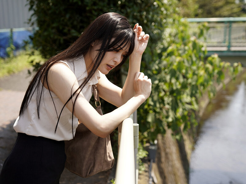 「スレンダーOL最上一花が禁断介護で魅せる濃厚キス＆中出し！お爺ちゃんとの秘密の関係」のサンプル画像9枚目