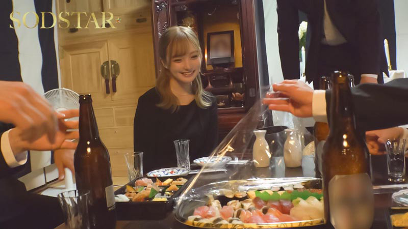 「渚恋生の金髪喪服ギャル姿が魅力的！熟女女優の大人の色気溢れる話題作をレビュー」のサムネイル