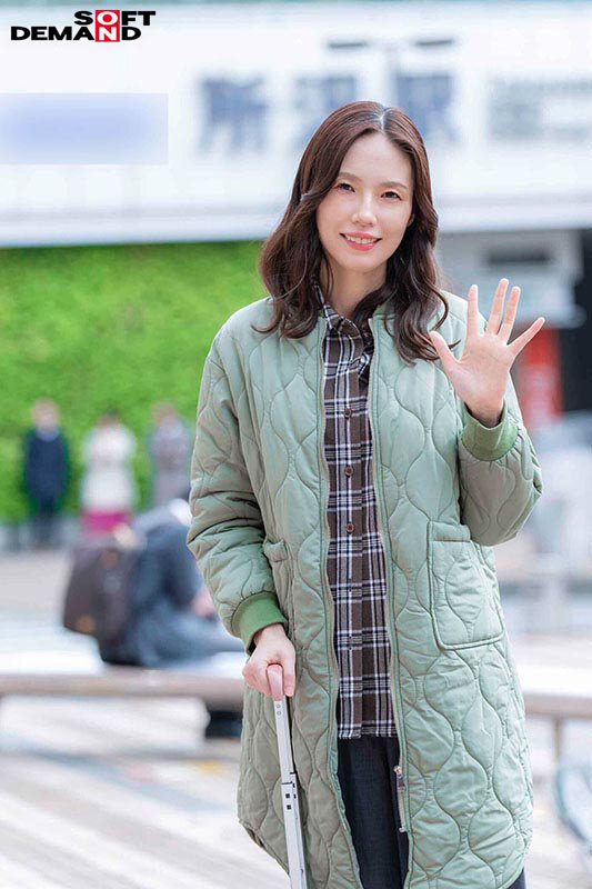 「長身人妻・栗原早苗が最後のAV出演で中出し懇願！濃厚フェラから本気の絶頂へ」のサンプル画像2枚目