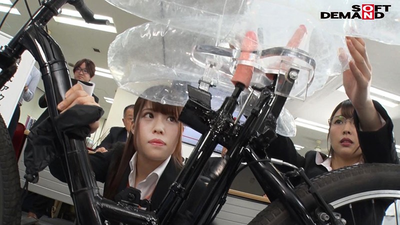 「桜庭洋子・星野優衣香がOL姿で羞恥プレイ！アクメ自転車で絶頂＆アナル責めに悶絶」のサンプル画像14枚目