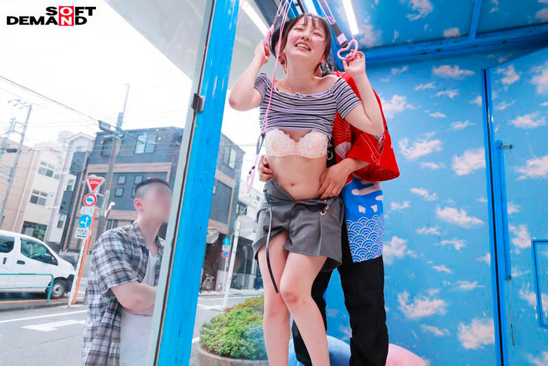 「【素人カップル】マジックミラー号でくすぐり我慢！彼氏の前でNTR寝取られ企画に挑戦する美女5名」のサンプル画像10枚目