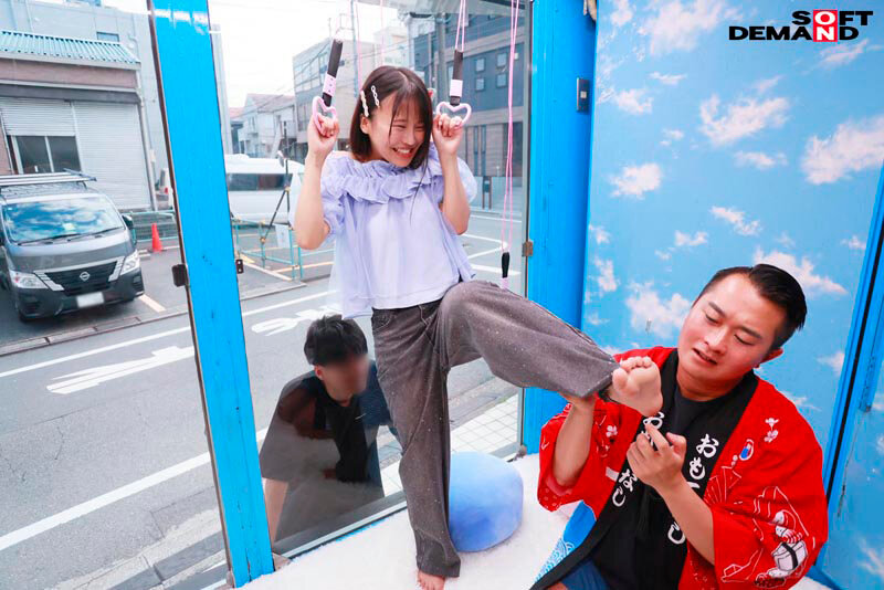 「【素人カップル】マジックミラー号でくすぐり我慢！彼氏の前でNTR寝取られ企画に挑戦する美女5名」のサンプル画像14枚目