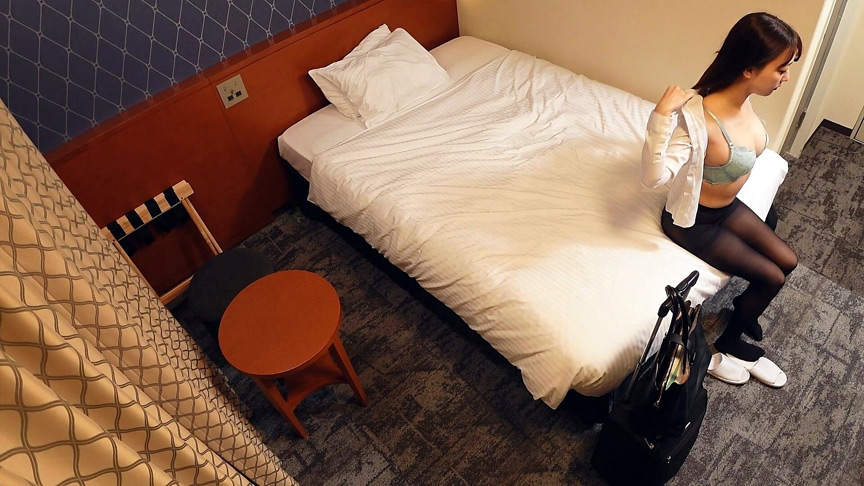 「【素人OL】ビジネスホテルで美人巨乳お姉さんの無防備オナニーを盗撮【自慰行為】」のサンプル画像2枚目