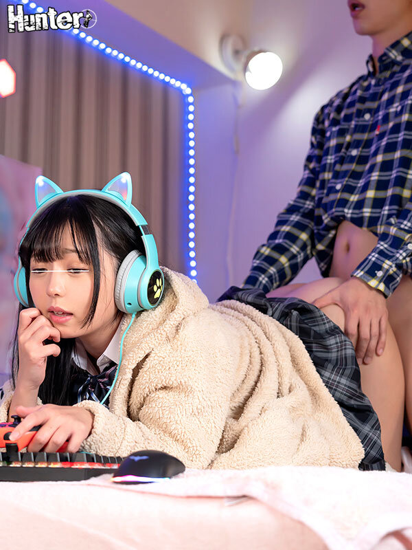 「お尻を突き出しサイレントおねだり!ゲームに夢中でボクの話を無視するゲーマー妹。頭にきて妹のチクビを触ったけど無視!でも実は感じていたらしく…」のサンプル画像12枚目