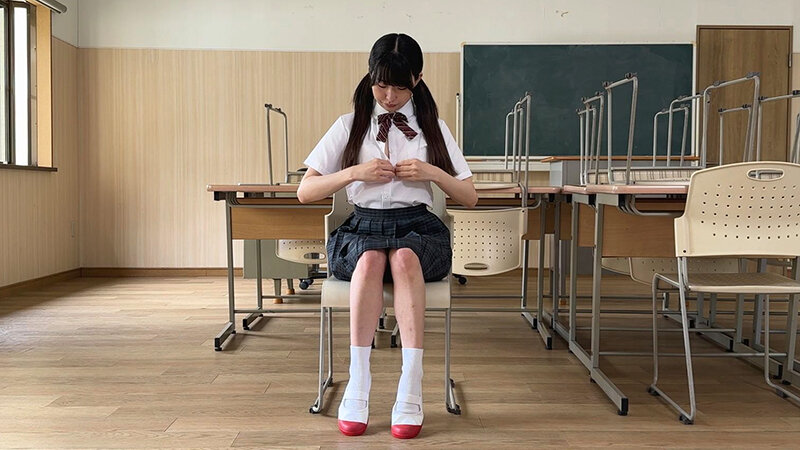 「【素人女子校生】制服JKの野外露出プレイ！恥ずかしい羞恥調教で優等生が全裸に【辱め】」のサンプル画像1枚目