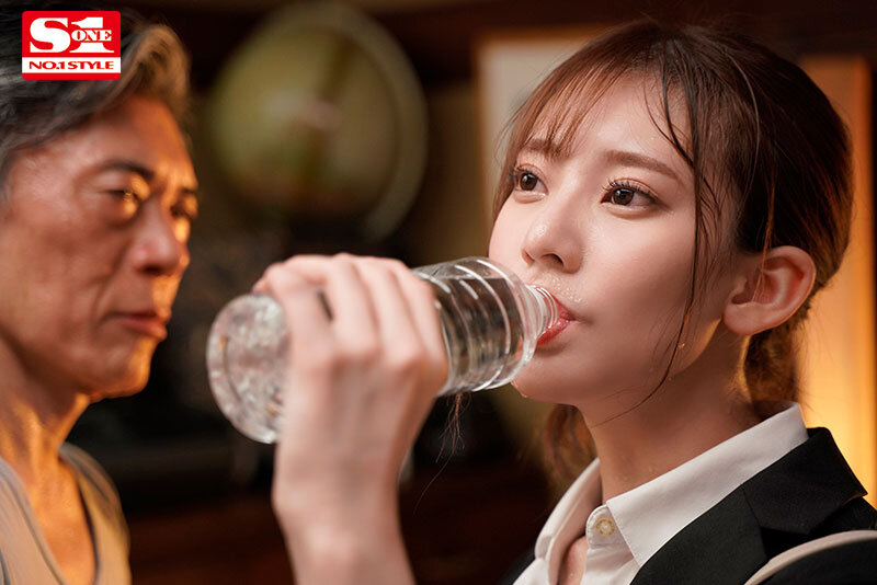 「楓ふうあ 新任女教師がゴミ屋敷で3P・4Pに巻き込まれる スレンダー美脚の脚フェチ作品」のサンプル画像2枚目