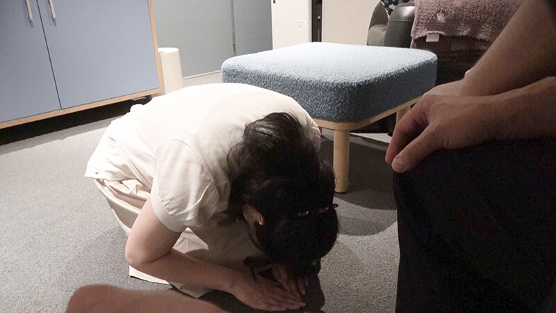 「【素人人妻】清楚系美人奥様が3P・SMプレイでごっくん体験!ムッツリ妻の秘密の応募動画」のサンプル画像4枚目