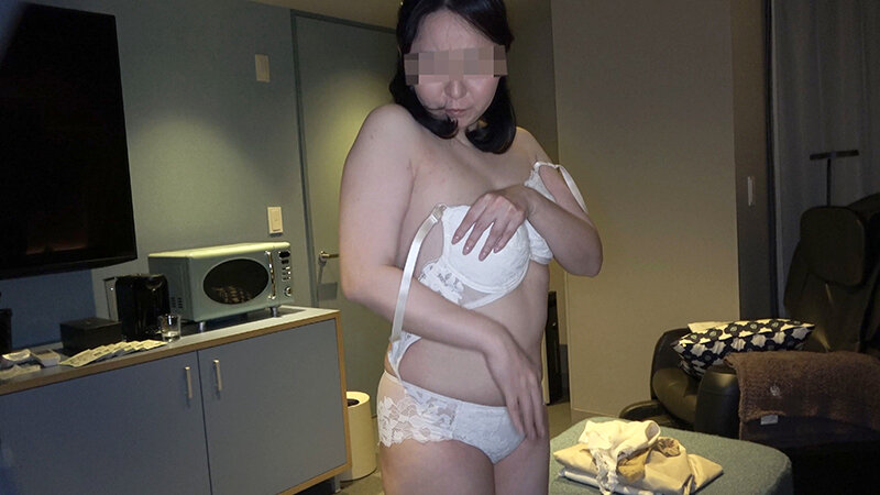 「【素人人妻】清楚系美人奥様が3P・SMプレイでごっくん体験!ムッツリ妻の秘密の応募動画」のサンプル画像6枚目