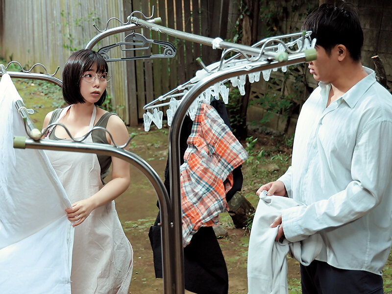 「【九井スナオ】眼鏡美人の巨乳人妻と禁断の中出しNTR!濃厚キス&パイズリで堕ちる下宿生活」のサンプル画像3枚目