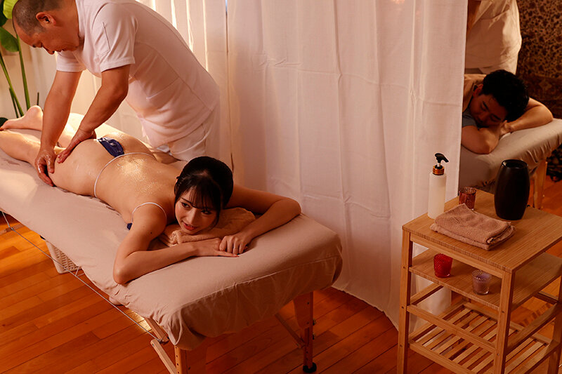 「小野坂ゆいか・鈴木真夕・月野かすみ 巨乳人妻がマッサージで指マン＆中出し！オイルまみれの禁断プレイ」のサムネイル