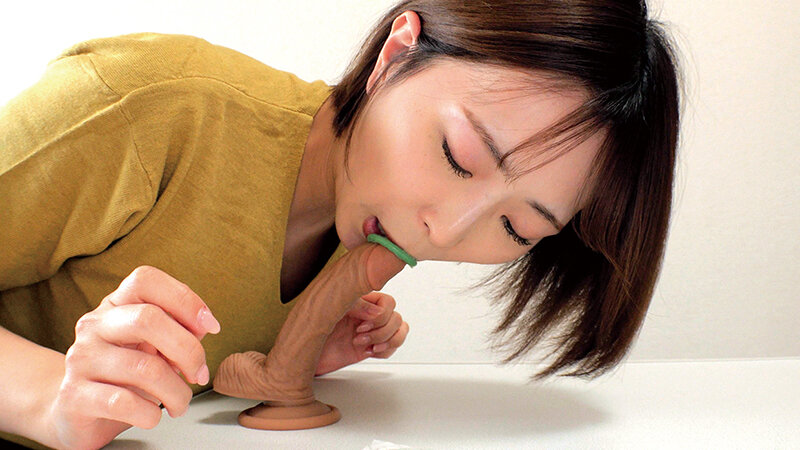 「【素人】巨乳人妻が童貞男子をナンパしてフェラから生中出しまで筆おろしする神対応」のサンプル画像12枚目