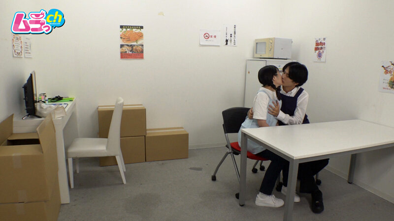 「音羽美鈴の盗撮・のぞき動画|美少女バイト店員が店長に迫られる素人風美乳娘の秘密映像」のサンプル画像4枚目