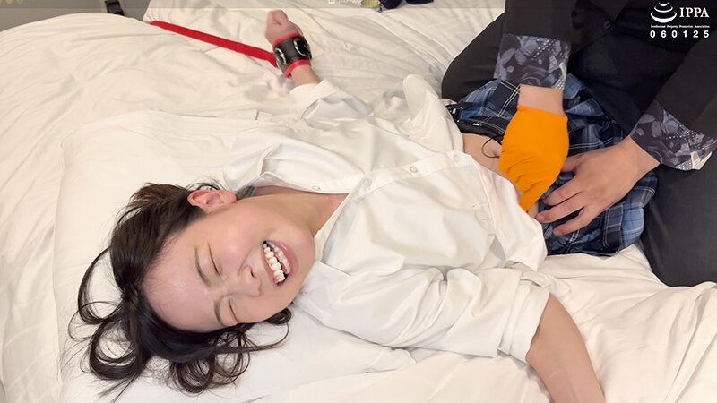 「【谷田かりな】制服女子へのくすぐり責めで悶絶!大暴れする姿がたまらないフェチ動画」のサンプル画像10枚目