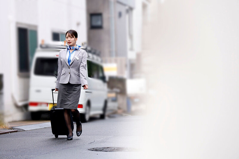 「椎名ななみ 緊縛解禁！美脚CAが3P調教でドM覚醒する黒パンストスチュワーデスSM作品」のサンプル画像2枚目