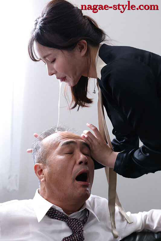 「幾野まち|スレンダー女上司とお爺ちゃんの禁断オフィスラブ|年下上司との秘密の関係」のサンプル画像10枚目