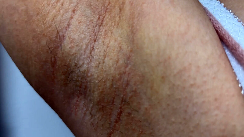 「素人お姉さんナンパ企画!食品工場事務員みりなちゃんが街中でM男にワキ舐め許可する神対応」のサンプル画像10枚目