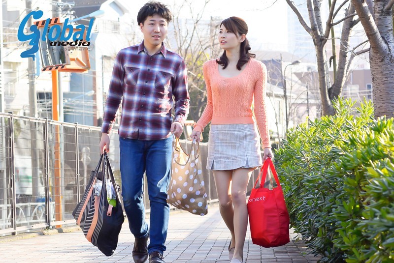 「【NTR】スレンダー巨乳の人妻熟女が不倫相手に寝取られ中出しされる三角関係ドラマ」のサンプル画像1枚目