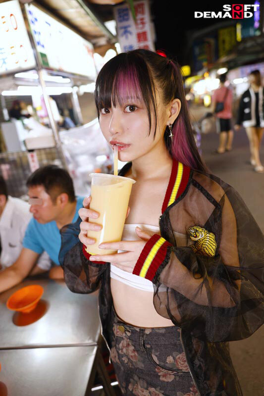 「齋齋いつき 中出し解禁!貧乳アジア美少女が8P乱交で日本男性に囲まれる濃密プレイ」のサンプル画像2枚目