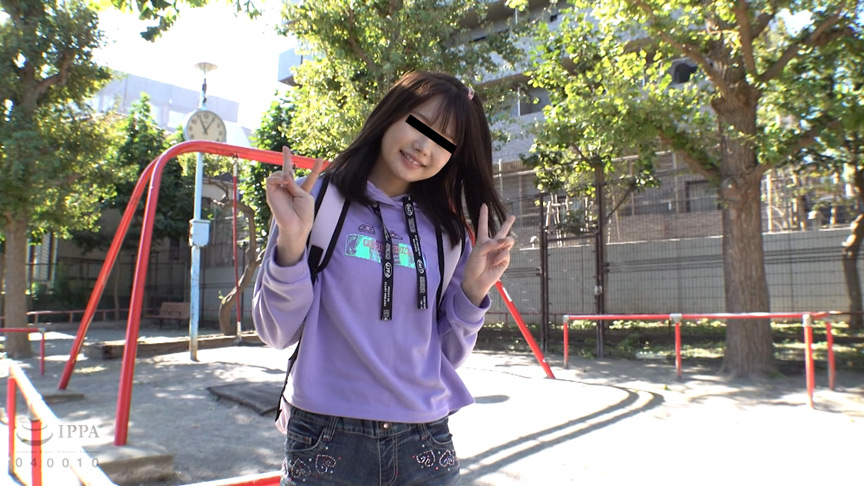 「【素人美少女】ロ○系JK風女優の電車内イタズラ映像集｜恥じらい反応がたまらない4時間」のサムネイル