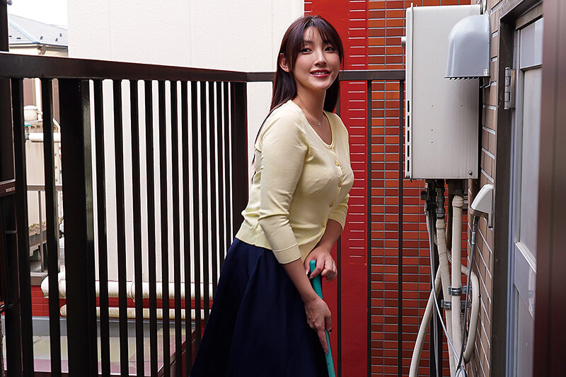 「森沢かな(飯岡かなこ)巨乳未亡人大家さんに中出し!透けブラウスで誘惑される熟女作品」のサンプル画像3枚目