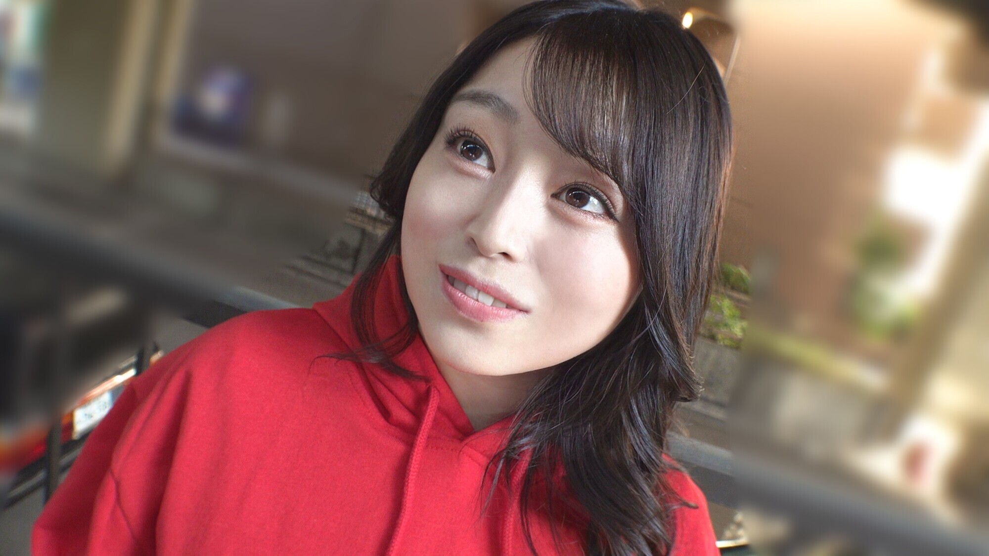 「スーパーで働くJカップ爆乳人妻！おっぱい目当てに来店する男が殺到チヤホヤされて調子に乗って客と不倫中出しSEX」のサンプル画像2枚目