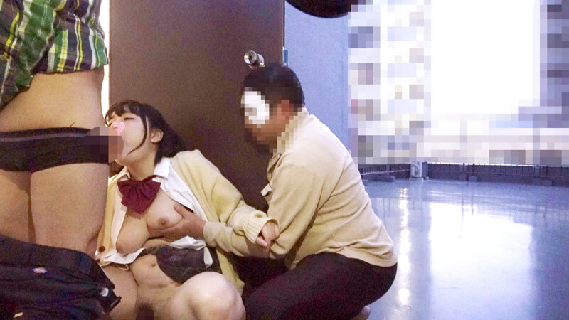 「【素人】制服お嬢様が野外露出で乱交デビュー！パイズリ＆中出し6Pで絶頂しまくる衝撃映像」のサンプル画像8枚目