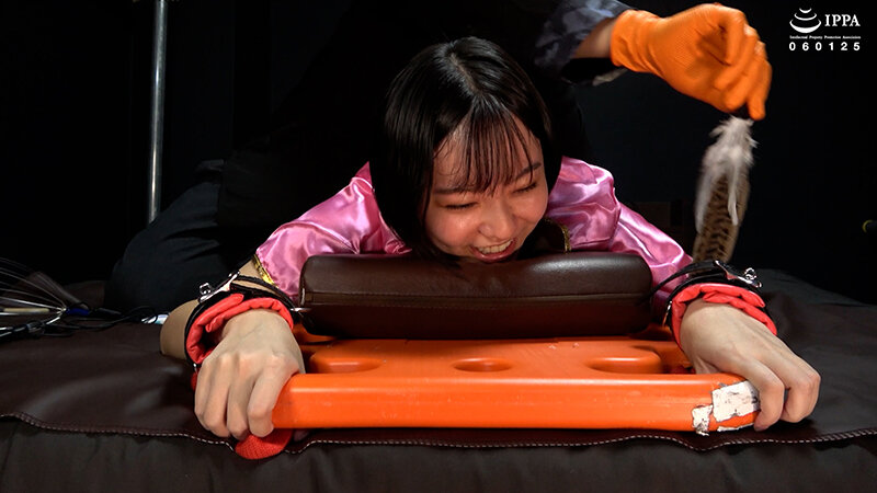 「加護まりのくすぐりプレイ動画|うつ伏せ拘束で脇腹責め降参宣言の瞬間【WAKA-087】」のサンプル画像6枚目