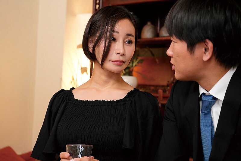 「明里ともか 巨乳熟女義母のフェラがエロい!パイパン未亡人が娘婿を誘惑する濃厚プレイ」のサンプル画像3枚目