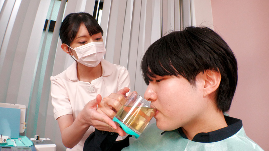 「【独占配信】美人歯科衛生士がスカトロ治療 脱糞デンタルクリニック 月乃すず」のサンプル画像2枚目