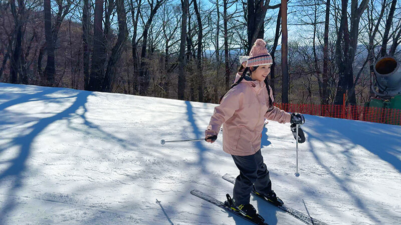 「素人女子大生つむぐ&みのりのスノボ旅行ハメ撮り映像!春休み雪山で3P乱交パーティー」のサンプル画像3枚目
