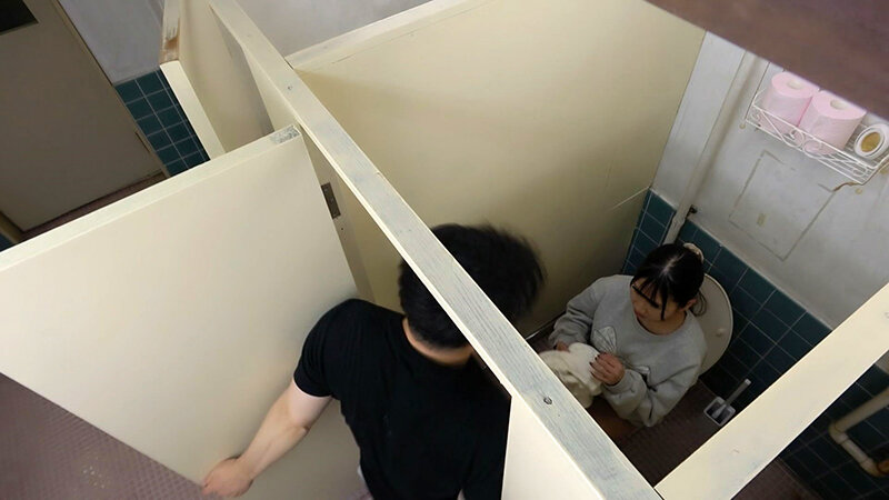 「【素人女子大生】某女子大の校内トイレで羞恥プレイ＆中出しセックス｜リアル盗撮風映像」のサンプル画像5枚目