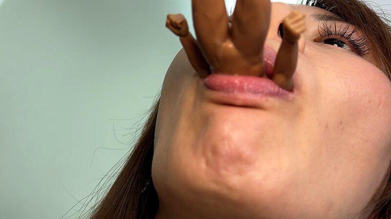 「素人お姉さんれなちゃんをナンパ！M男人形を唾液たっぷり舐めまわす濃厚プレイ」のサンプル画像11枚目