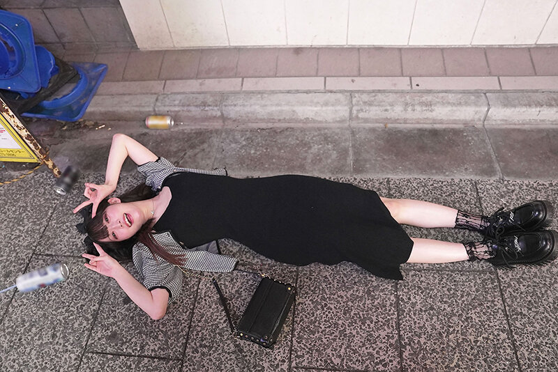 「三葉やよい M女ギャル歌舞伎町お持ち帰り!中出し乱交5Pで激しいイラマチオ責め」のサンプル画像2枚目