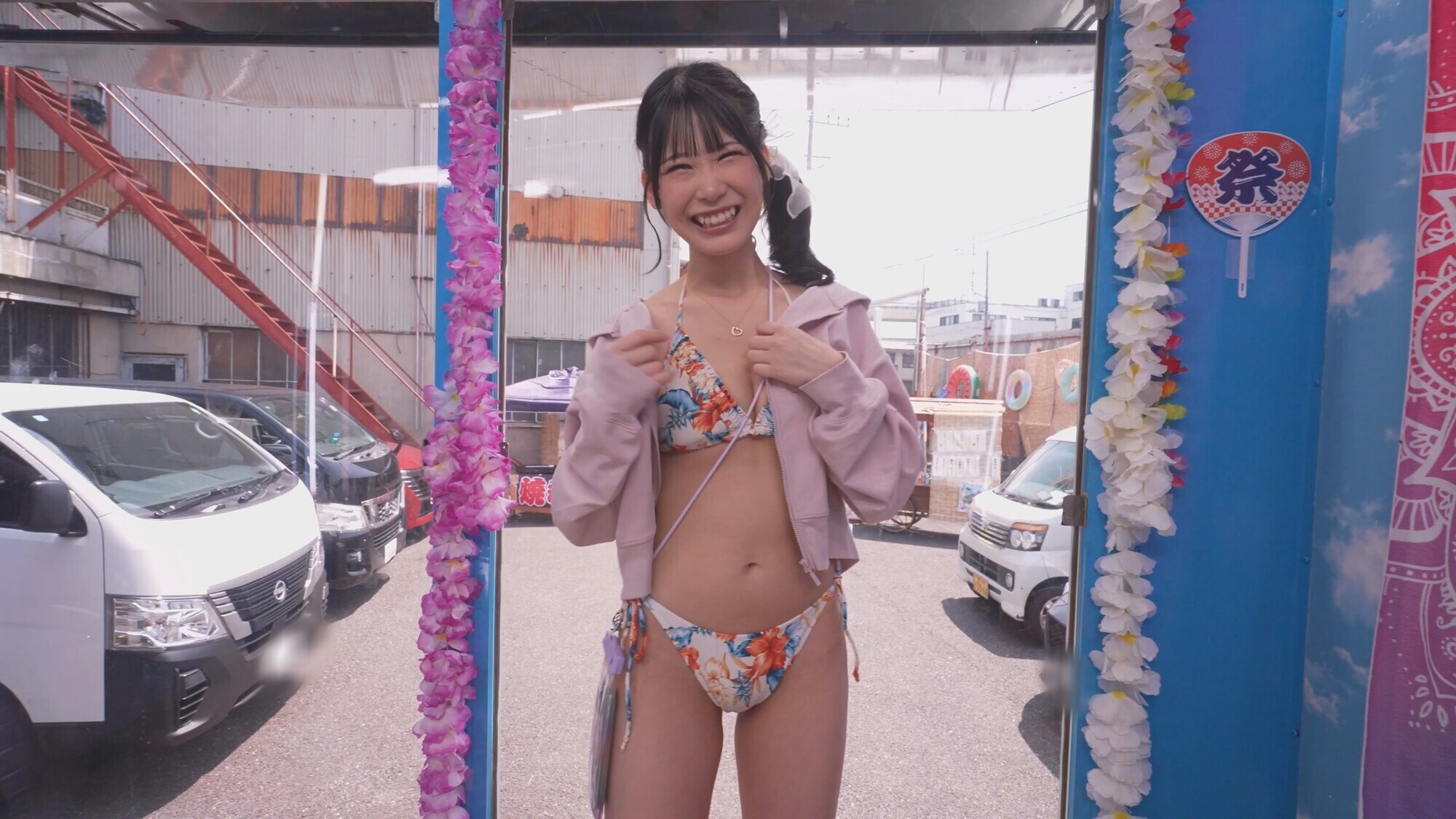 「プリ尻ビキニギャルが汗だくアナルを嗅がれ舐められ大赤面！肛門クンニの虜になって尻穴＊ひくひく生ハメ中出しSEXしちゃった発情サマービッチちゃん 撮って出し！マジックミラー号～ひまり編～」のサンプル画像1枚目