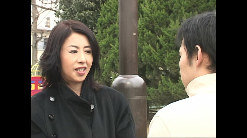 「宮下真紀子が魅せる熟女未亡人の野外露出と禁断の近親相姦ドラマ【艶母相姦】」のサムネイル