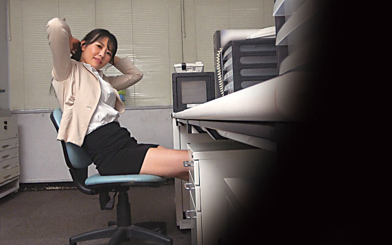 「鈴河めぐみら美熟女8人の淫語オナサポ！巨乳と美尻に見つめられながら興奮する完全主観映像」のサンプル画像1枚目